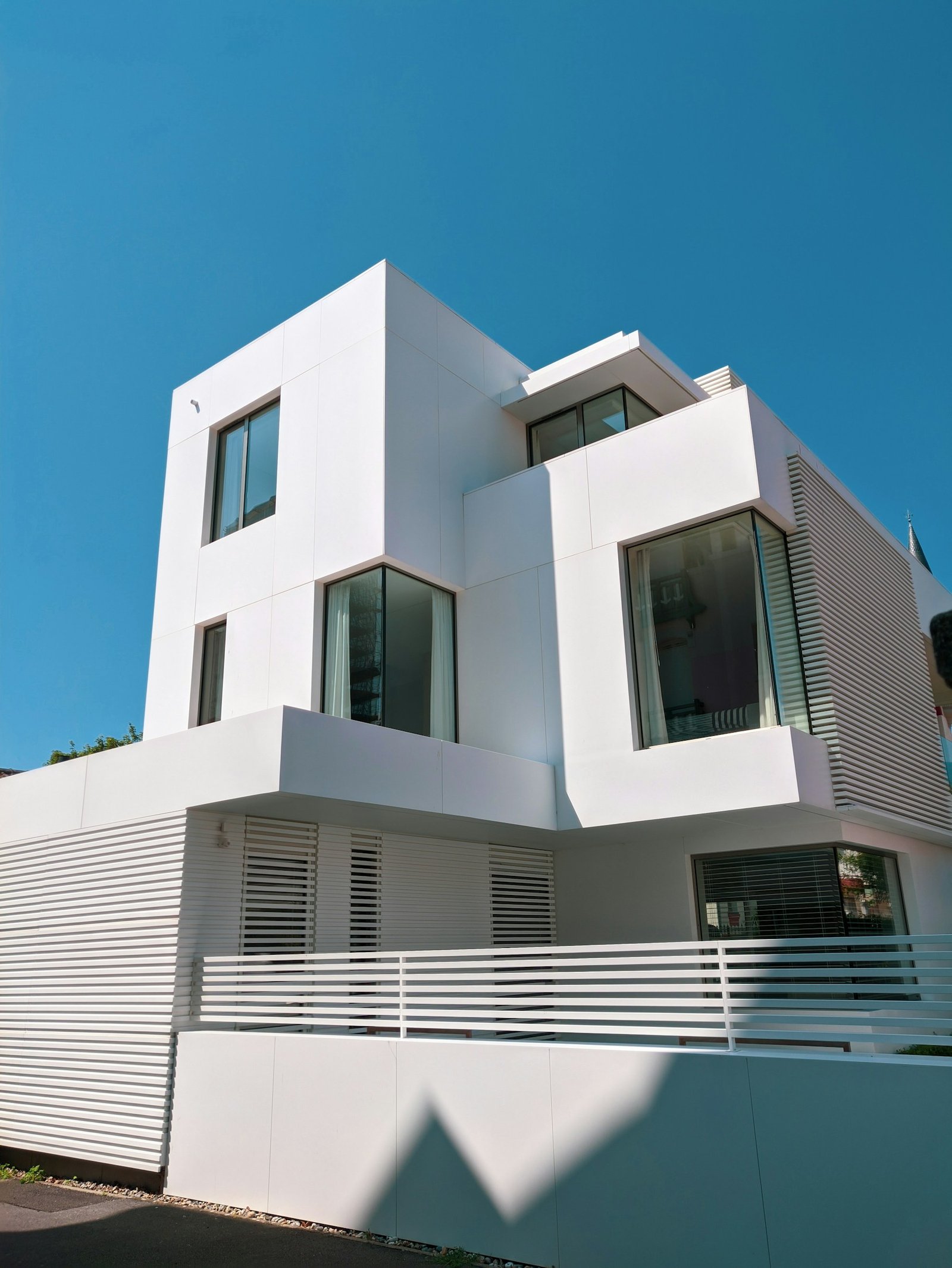 Clean sculptural lines in white architecture